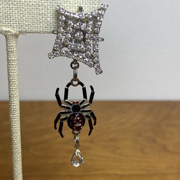 Lunch at the Ritz LATR 2Go Spiderweb Dangle Halloween Pierced Earrings - Picture 3 of 11